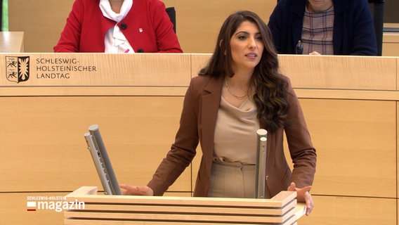 Seyran Papo, flüchtlingspolitische Sprecherin der CDU, steht im Landtag am Mikrofon © NDR Screenshot 