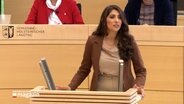 Seyran Papo, flüchtlingspolitische Sprecherin der CDU, steht im Landtag am Mikrofon © NDR Screenshot 