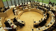 Die Landtagsabgeordneten sitzen im Kieler Landtag © Screenshot 