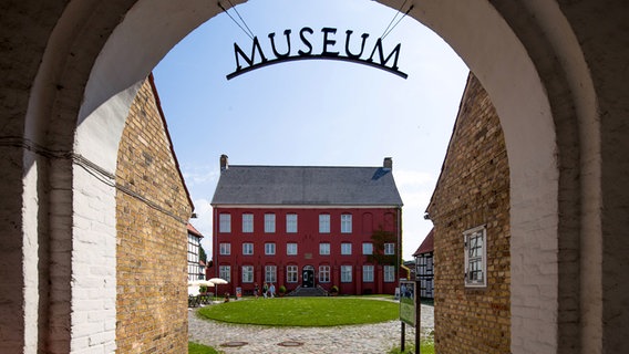 Ein Blick durch eine Einfahrt in den Hof des Schleswiger Stadtmuseums. © IMAGO / Hoch Zwei Stock/Angerer Foto: Angerer