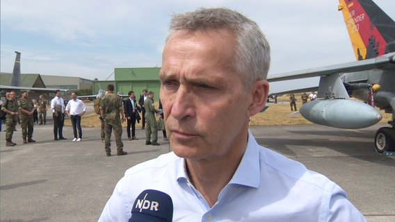 NATO-Generalsekretär Jens Stoltenberg steht für ein interview in Jagel vor der Kamera © NDR Foto: NDR