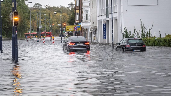 In den Straßen um den Flensburger Hafen stehen nach einer Sturmflut unter Wasser. © Benjamin Nolte Foto: Benjamin Nolte
