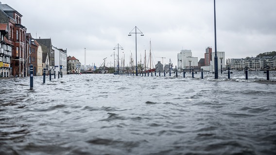 Straßen um den Flensburger Hafen stehen nach einer Sturmflut unter Wasser. © Benjamin Nolte Foto: Benjamin Nolte