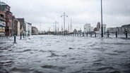 Straßen um den Flensburger Hafen stehen nach einer Sturmflut unter Wasser. © Benjamin Nolte Foto: Benjamin Nolte