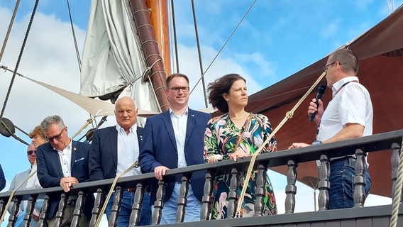 An Bord der "Lisa von Lübeck" stehen Landtagspräsidentin Kristina Herbst und Bürgermeister Jan Lindenau und eröffnen mit Gästen die Travemünder Woche 2022 An Bord der "Lisa von Lübeck" stehen Landtagspräsidentin Kristina Herbst und Bürgermeister Jan Lindenau und eröffnen mit Gästen die Travemünder Woche 2022 © NDR