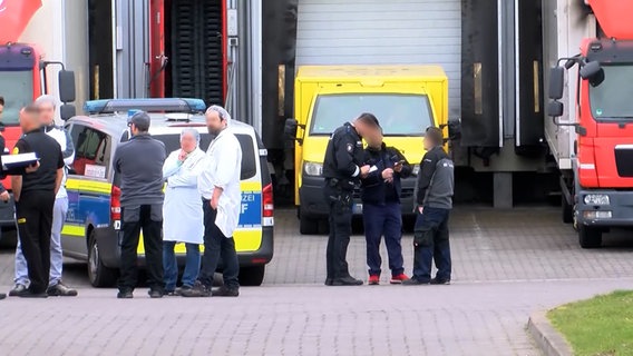 Polizisten stehen zur Beweisaufnahme bei einem überfallenen Geldtransporter. © ElbNewsTV Foto: ElbNewsTV