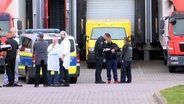 Polizisten stehen zur Beweisaufnahme bei einem überfallenen Geldtransporter. © ElbNewsTV Foto: ElbNewsTV