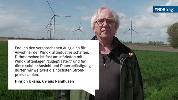 Ein Mann blickt in die Kamera. Hinter ihm sind Windkraftanlagen © NDR Foto: NDr Screenshots