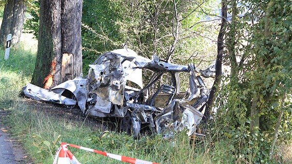 Ein kaputtes Auto am Straßenrand © rtntvnews Foto: Peter Wüst