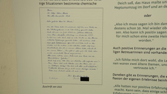 Auf einer Tafel in einem Museum ist der Brief eines Kindes aus einem Verschickungsheim abgedruckt. © NDR Foto: Sven Jachmann
