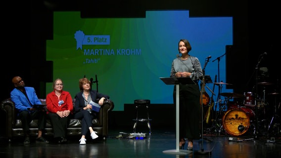 Einige Personen auf der Bühne von Vertell doch mal 2024 im Ohnsorg Theater in Hamburg. © NDR 