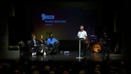 Einige Personen auf der Bühne von Vertell doch mal 2024 im Ohnsorg Theater in Hamburg. © NDR 