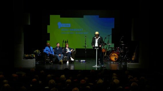 Einige Personen auf der Bühne von Vertell doch mal 2024 im Ohnsorg Theater in Hamburg. © NDR 