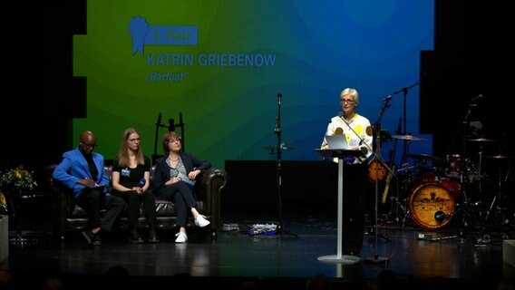 Einige Personen auf der Bühne von Vertell doch mal 2024 im Ohnsorg Theater in Hamburg. © NDR 