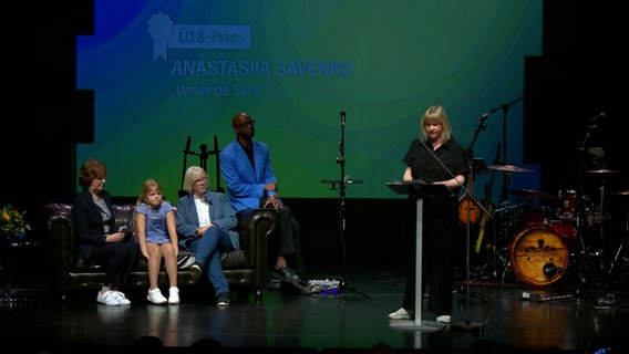 Einige Personen auf der Bühne von Vertell doch mal 2024 im Ohnsorg Theater in Hamburg. © NDR 