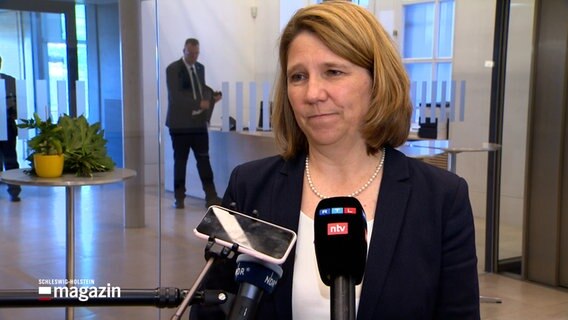 Gesundheitsministerin Kerstin von der Decken blickt seriös bei einem Interview. © NDR 