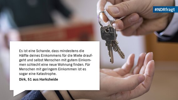 Ein Makler übergibt einen Schlüssel an den neuen Mieter © Imago Foto: Imago / photothek