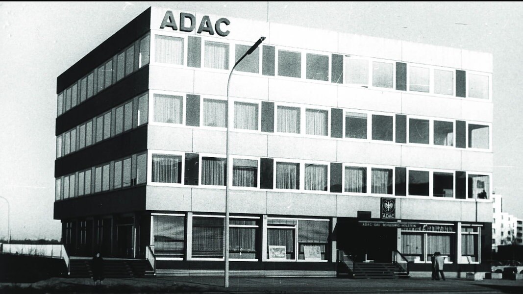 Eine historische schwarz-weiße Aufnahme zeigt das ADAC-Gebäude in der Saarbrückenstraße in Kiel.