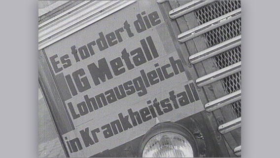 Eine historische Aufnahme zeigt ein Streik-Plakat der IG Metall aus dem Jahr 1957. © NDR 
