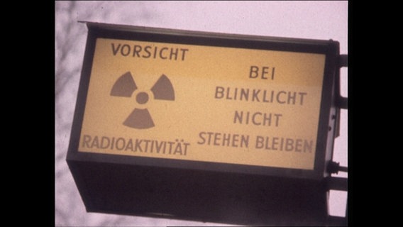 Eine historische Aufnahme zeigt ein Warnschild mit dem Schriftzug "Vorsicht Radioaktivität". © NDR 