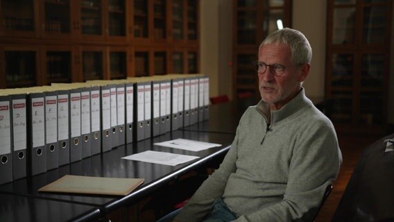 Der Lübecker Psychiaters Dr. Peter Delius sitzt auf einem Stuhl. © NDR Foto: Screenshot
