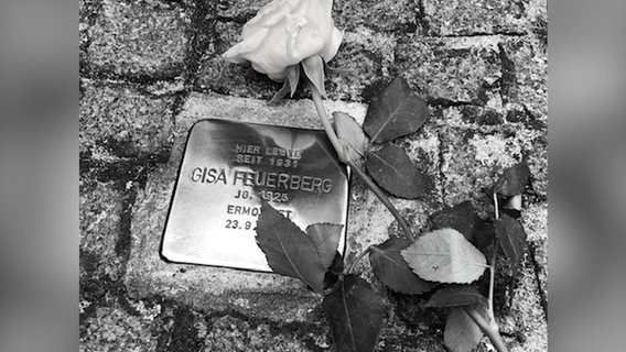 Ein Stolperstein mit dem Nahmen Gisa Feuerberg. © NDR Foto: Screenshot