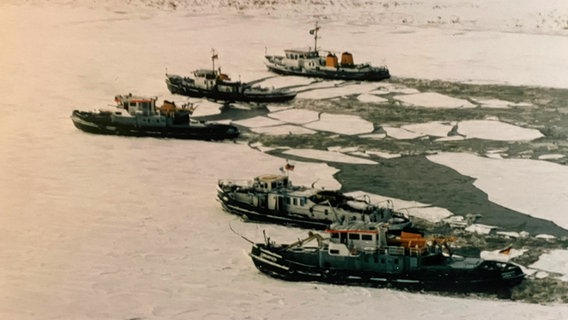 Eisbrecher stehen in Formation in einem Gewässer. © Privat 