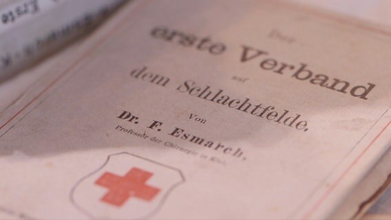 Ein historisches Anleitung für die Erste Hilfe auf dem Schlachtfeld. © NDR 