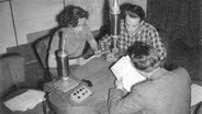 Journalisten am Mikro: eine Radiosendung aus Flensburg © NDR Foto: Screenshot