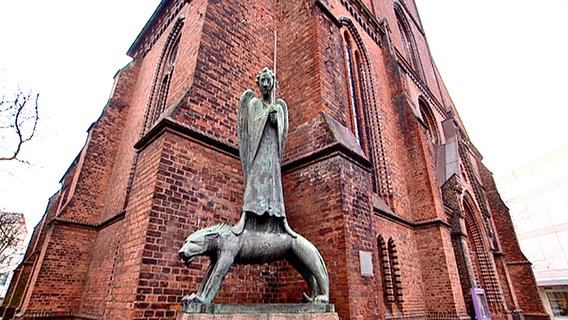 Der "Geistkämpfer" - eine weltberühmte Skulptur von Ernst Barlach vor der Kieler Nikolaikirche © NDR Foto: Screenshot