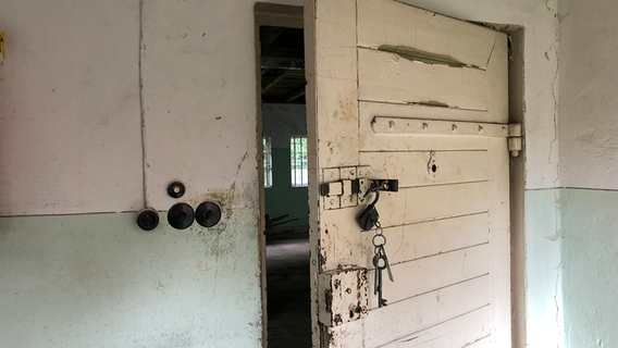 Eine Tür zum Wohnraum einer Baracke auf dem Torfwerksgelände am Rande des Himmelmoores bei Quickborn wo jüdische Kriegsgefangene untergebracht waren steht halb geöffnet. © NDR 