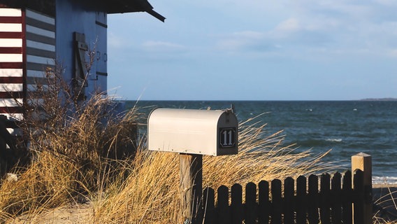 Briefkasten vor einer Strandvilla am Strand auf Graswarder. © NDR Foto: Maik Vukan