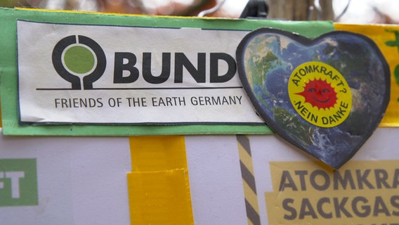 Das Logo des Bundes für Umwelt und Naturschutz Deutschland ist neben dem Logo "Atomkraft? Nein Danke" zu sehen. © NDR 
