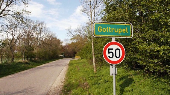 Ortsschild Gottrupel in Schleswig-Holstein.  