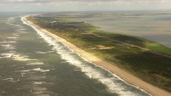 Eine Luftaufnahme zeigt eine Landzunge auf der Insel Sylt. © NDR 