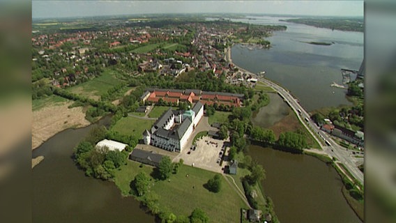 Eine historische Aufnahme zeigt Schloss aus der Vogelperspektive. © NDR 