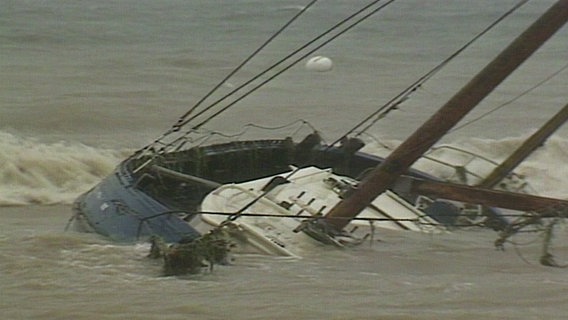 Ein mit Wasser volllaufendes Schiff, das gerade untergeht © NDR Foto: NDR