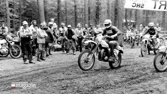Eine historische Aufnahme zeigt Motocrossrennfahrer starten beim Bökensberg International.  
