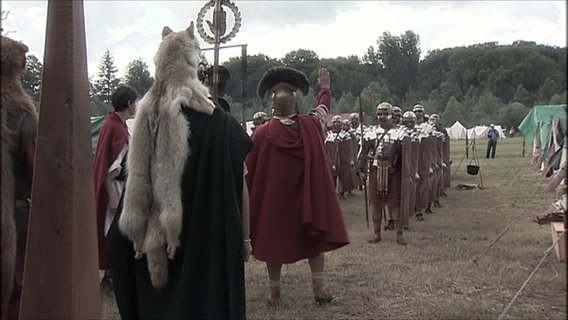 Eine Szene aus einem älteren Film zeigt ein römisches Heer auf einem Feld. © NDR 