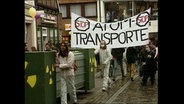 Eine historische Aufnahme zeigt Umweltschützer bei einer Protestaktion gegen Atomtransporte. © NDR 