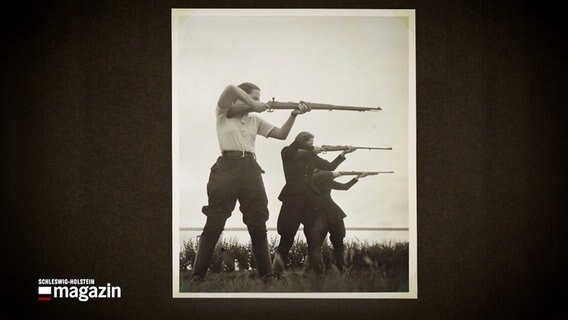 Eine Archivaufnahme zeigt Frauen der Kolonialen Frauenschule Rendsburg bei einer Schießübung. © Landesbibliothek Schleswig-Holstein 