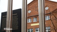 Ein Metallzaun steht vor einer Synagoge in Lübeck. © NDR 