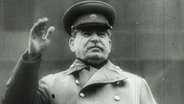 Ein schwarz-weiß Foto von Stalin in Uniform. © NDR 