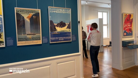 Plakate hängen in einer Ausstellung zum Thema Nordlandreisen an der Wand © NDR 