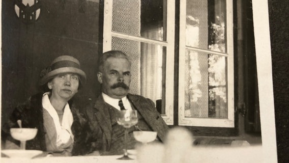 Eine historische Aufnahme zeigt ein Paar - Dagmar Hitze und ihr Mann Johann Hitze auf einer Terrasse sitzen. © Frank-Timo Lange 