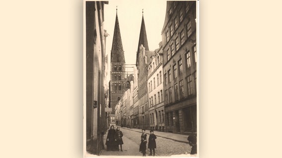 Eine historische Aufnahme zeigt die Alfstraße in Lübeck vor dem 2. Weltkrieg. © Frank-Timo Lange 