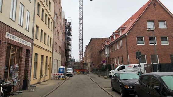 Eine moderne Aufnahme zeigt die lübecker Alfstraße im Jahre 2021. © NDR Foto: Philip Schroeder