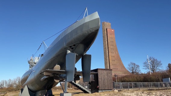 Das Denkmal-U-Boot U995 und das Marine-Ehrenmal stehen am Strand in Laboe. © NDR 