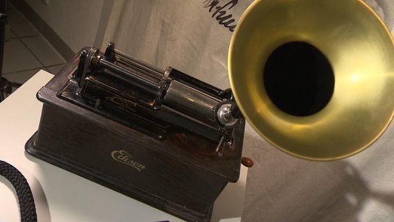 Alter Phonograph von Edison, mit dem vor 130 Jahren die Stimme von Bismarck aufgezeichnet wurde Alter Phonograph von Edison, mit dem vor 130 Jahren die Stimme von Bismarck aufgezeichnet wurde © NDR / SH Magazin