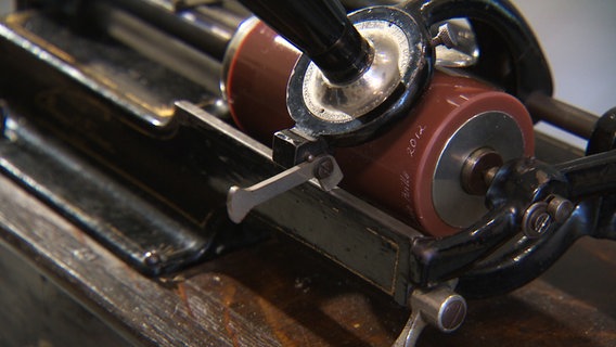 Alter Phonograph von Edison, mit dem vor 130 Jahren die Stimme von Bismarck aufgezeichnet wurde Alter Phonograph von Edison, mit dem vor 130 Jahren die Stimme von Bismarck aufgezeichnet wurde © NDR / SH Magazin